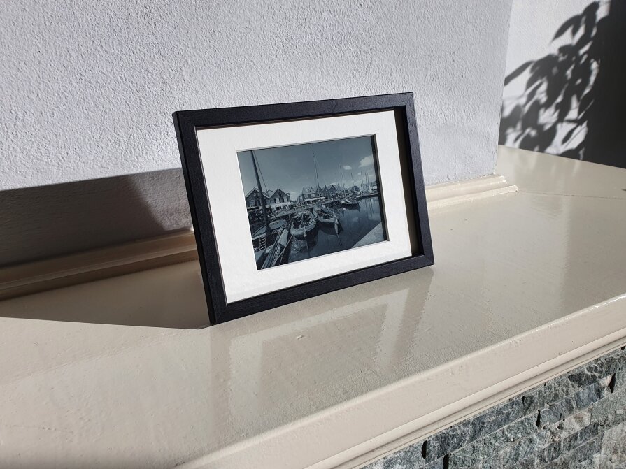 Repurpose a broken Kindle as a photo frame, showing a picture of the village Spakenburg.