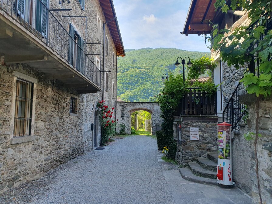 1225 km - Courtyard in Colico, Italy